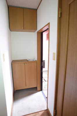 【玄関】 | グローバルヴィラ弐番館 | 玄関先にはセパレートタイプのシューズBOX