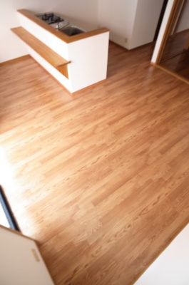 【居間・リビング】 | グローバルヴィラ弐番館 | カウンターキッチンのリビングダイニング！