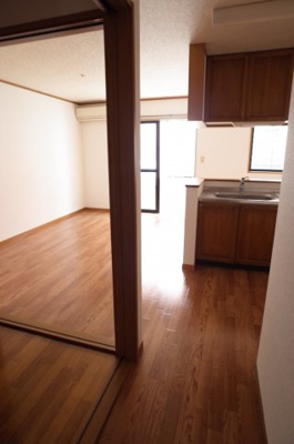 【内装】 | グローバルヴィラ弐番館 | 玄関廊下から、リビングへ。