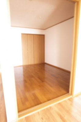 【子供部屋】 | グローバルヴィラ弐番館 | リビングと続きのお部屋。オールフローリングです