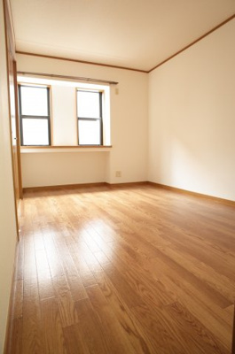 【寝室】 | グローバルヴィラ弐番館 | あら、窓もオシャレ♡