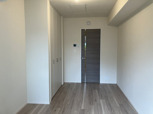 【居間・リビング】 | MKS Villa | お部屋に入ってすぐの位置にクローゼットを完備