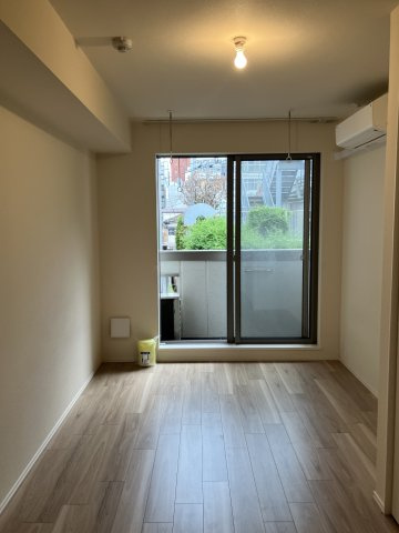 【居間・リビング】 | MKS Villa | シックな色味のフローリングがお洒落な雰囲気