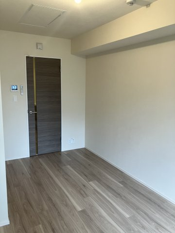【居間・リビング】 | MKS Villa | 縦長で使いやすい洋室