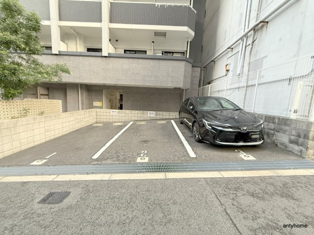 ベルエ難波西　仲介手数料無料の駐車場