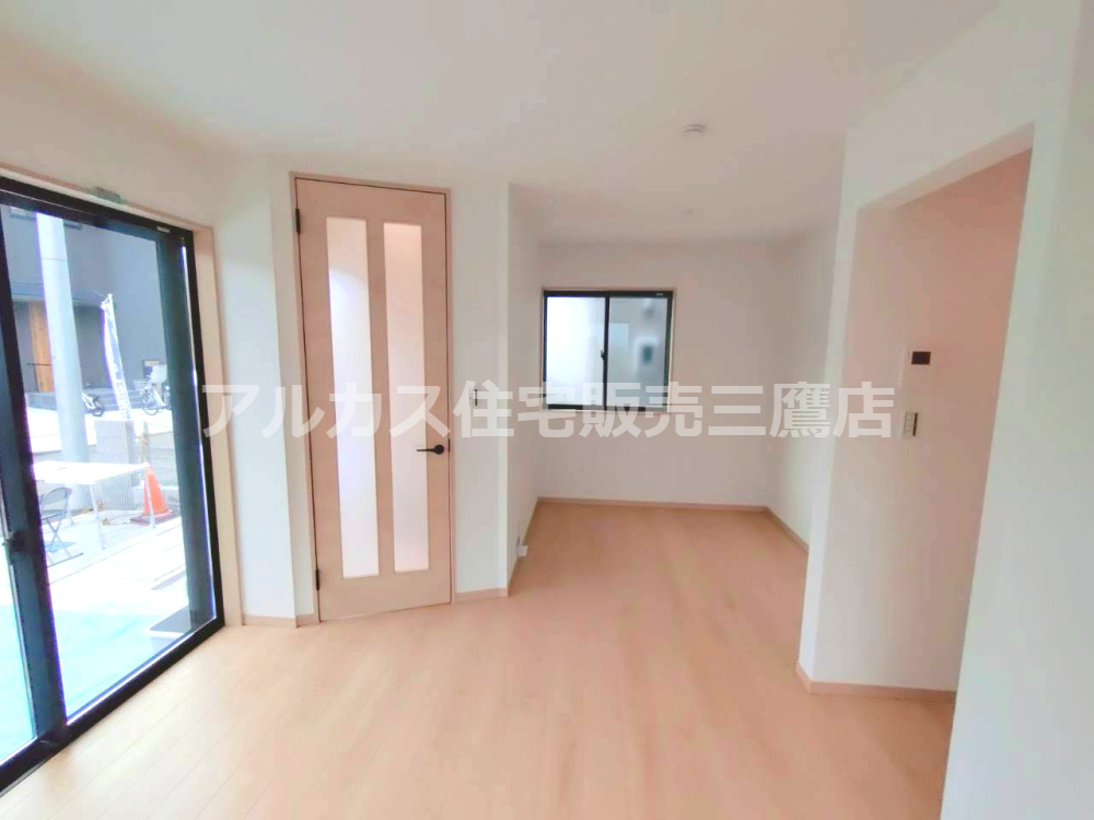 調布市深大寺北町４丁目 中央線 三鷹駅 新築戸建の居間・リビング