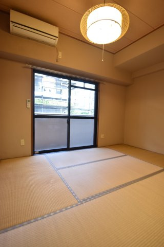 ワイケイマンションの洋室
