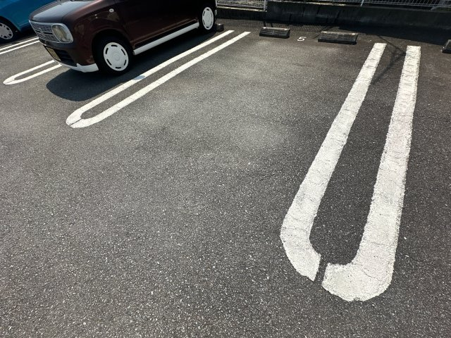 リバーサイドビラの駐車場