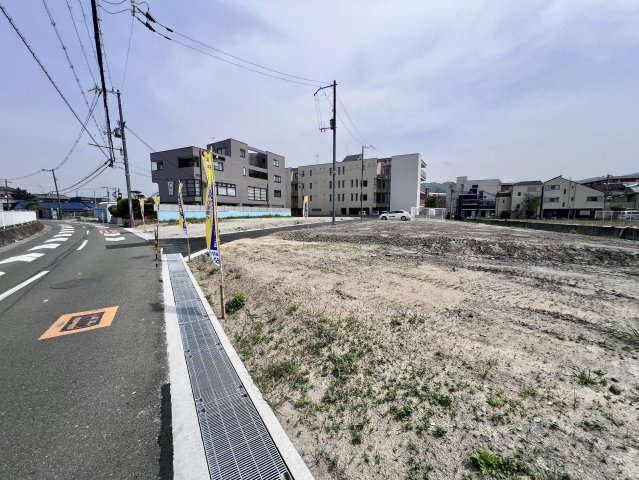 グラッド・タウン深野２丁目（建築条件付き売土地）の前面道路含む現地写真