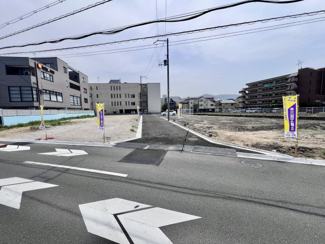 グラッド・タウン深野２丁目（建築条件付き売土地）の前面道路含む現地写真