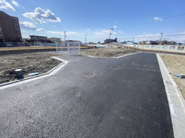 グラッド・タウン深野２丁目（建築条件付き売土地）の前面道路含む現地写真