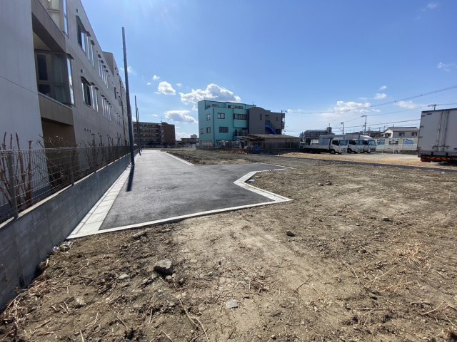 グラッド・タウン深野２丁目（建築条件付き売土地）の前面道路含む現地写真