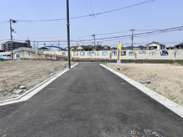 グラッド・タウン深野２丁目（建築条件付き売土地）の前面道路含む現地写真