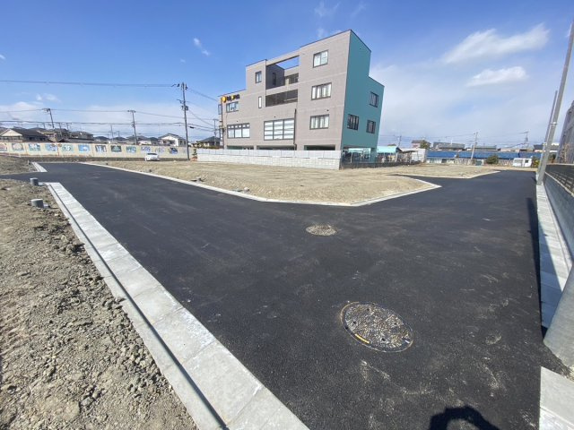 グラッド・タウン深野２丁目（建築条件付き売土地）の前面道路含む現地写真
