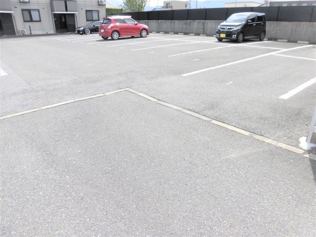 プラムコートBの駐車場