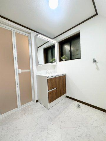 大日町2丁目　中古一戸建ての脱衣所|洗面脱衣室　洗濯機置き場■物件内覧・資金計画相談・住宅ローン相談、リフォーム相談、お問合せ受付中■
※当日・翌日のご内覧、ご相談はお電話でのお問合せがスムーズです！