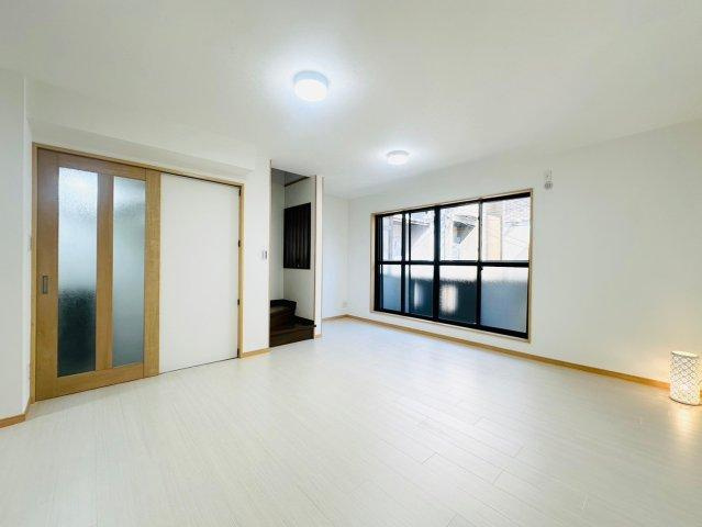 大日町2丁目　中古一戸建ての居間・リビング|LDK14.75帖　南向き　バルコニー隣接■物件内覧・資金計画相談・住宅ローン相談、リフォーム相談、お問合せ受付中■
※当日・翌日のご内覧、ご相談はお電話でのお問合せがスムーズです！