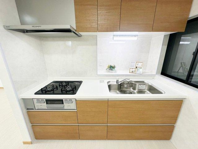 大日町2丁目　中古一戸建てのキッチン|システムキッチン　３口コンロ　窓付き■物件内覧・資金計画相談・住宅ローン相談、リフォーム相談、お問合せ受付中■
※当日・翌日のご内覧、ご相談はお電話でのお問合せがスムーズです！