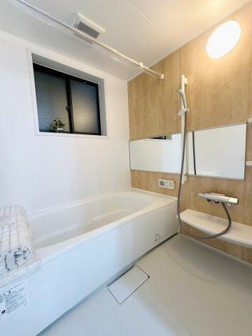 大日町2丁目　中古一戸建ての浴室|ユニットバス　窓付き　リフォーム済み■物件内覧・資金計画相談・住宅ローン相談、リフォーム相談、お問合せ受付中■
※当日・翌日のご内覧、ご相談はお電話でのお問合せがスムーズです！