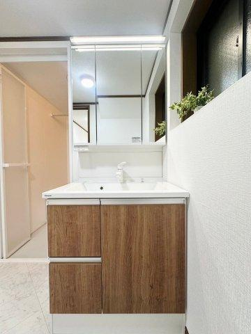 大日町2丁目　中古一戸建ての独立洗面台|3面鏡付き洗面化粧台■物件内覧・資金計画相談・住宅ローン相談、リフォーム相談、お問合せ受付中■
※当日・翌日のご内覧、ご相談はお電話でのお問合せがスムーズです！