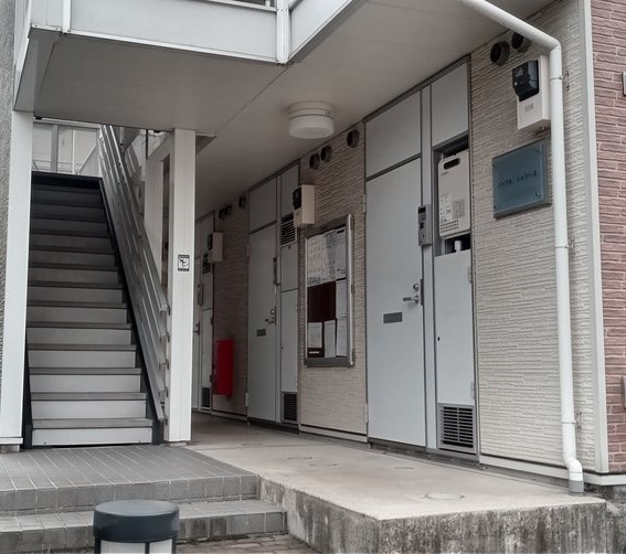 レオパレスノーブルシャトーⅡのエントランス|落ち着いたエントランスです