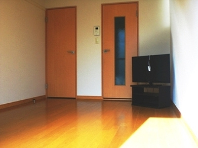 レオパレスノーブルシャトーⅡの居間・リビング|ゆったりとした居間です