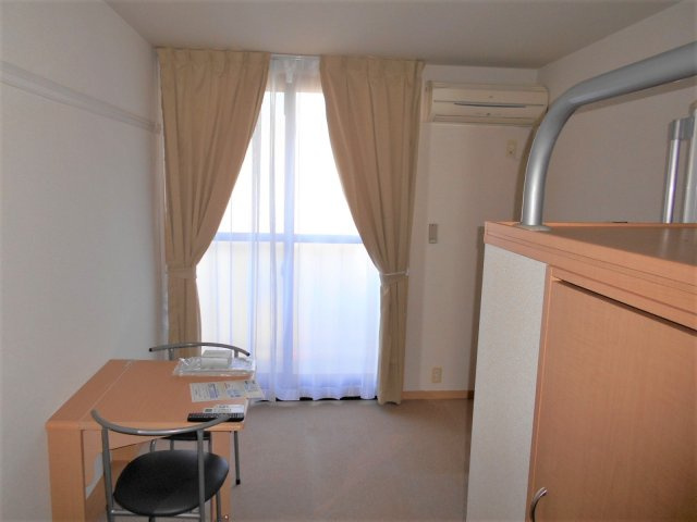 レオパレスKASHIWAの居間・リビング