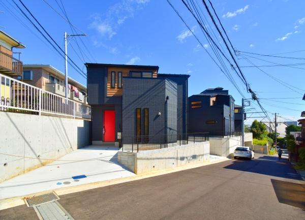 横浜市南区平楽の新築一戸建の前面道路含む現地写真|車通りが少ない為、小さなお子様にも安心です。
是非一度、現地へ起こしください。

