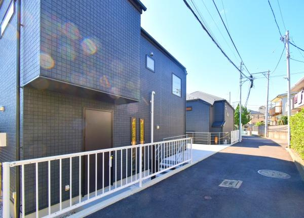 横浜市南区平楽の新築一戸建の前面道路含む現地写真|落ち着いた街並みになります。
是非一度、現地へお越しください。 
ご自宅までの送迎もいたします