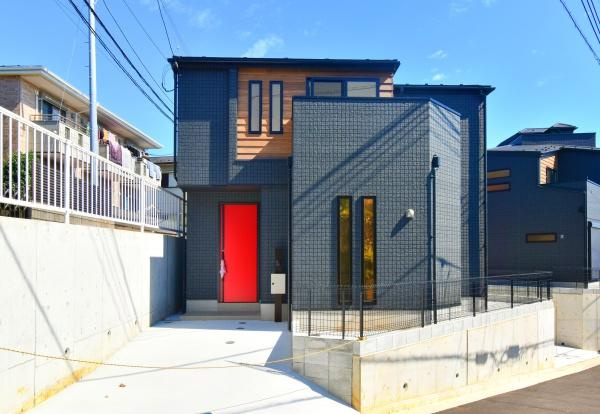 横浜市南区平楽の新築一戸建の外観|周辺は落ち着いた住環境。
是非一度、現地ご確認ください。
ご自宅まで送迎も可能です