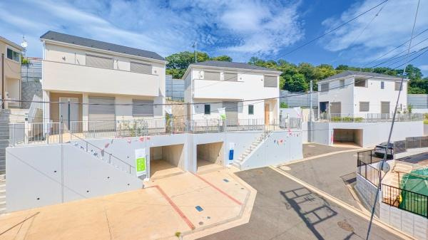 横浜市保土ケ谷区峰沢町の新築一戸建の外観|陽当りの良さが伝わります！
是非、現地にてご確認下さい。
