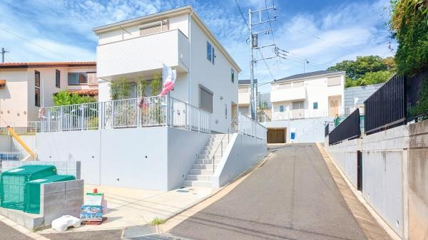 横浜市保土ケ谷区峰沢町の新築一戸建の前面道路含む現地写真|周辺環境も合わせてご案内させて頂きます！
お気軽にお問い合わせ下さい！