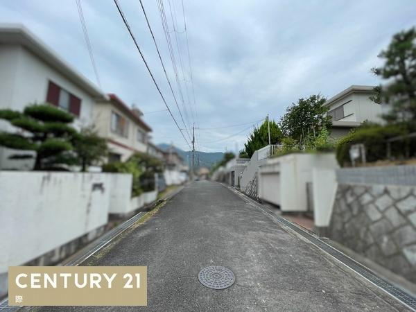 橋本市城山台2丁目　中古戸建の前面道路含む現地写真