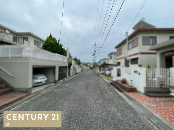 橋本市城山台2丁目　中古戸建の前面道路含む現地写真