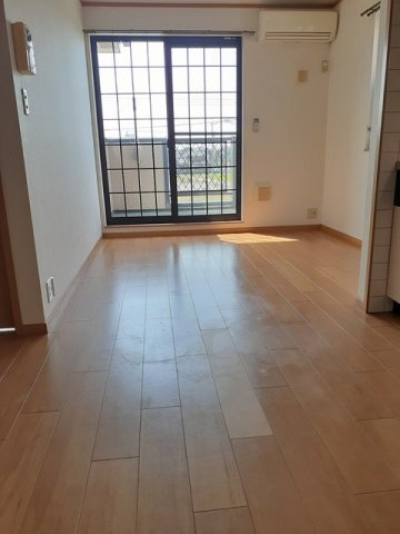 エレガンス弐番館の居間・リビング