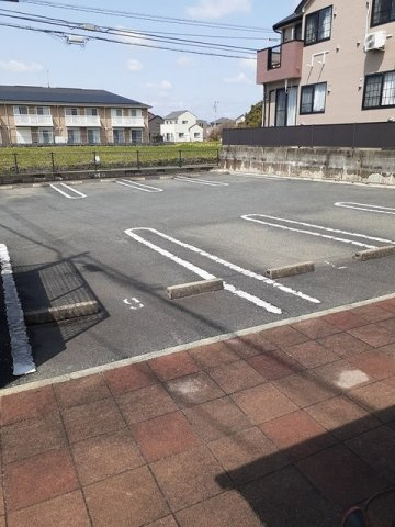 エレガンス弐番館の駐車場