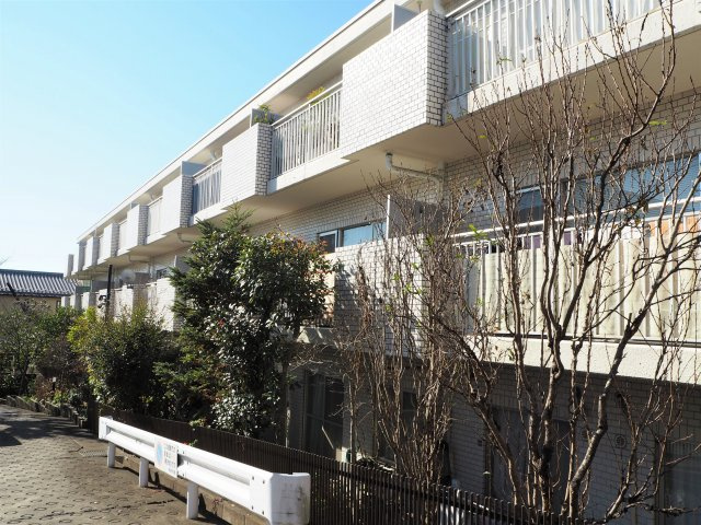 海見え！ヴァンヴェール鎌倉　3階の外観|敷地内には公園があります。