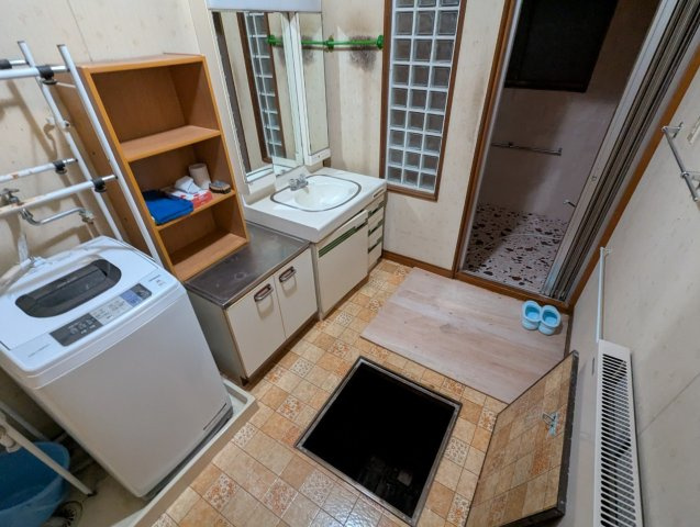 新富士4丁目　作業場付中古住宅の独立洗面台
