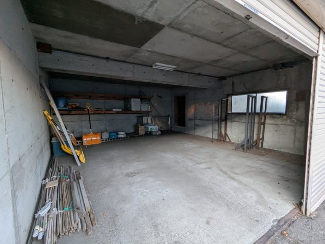 新富士4丁目　作業場付中古住宅の駐車場|ガレージ
