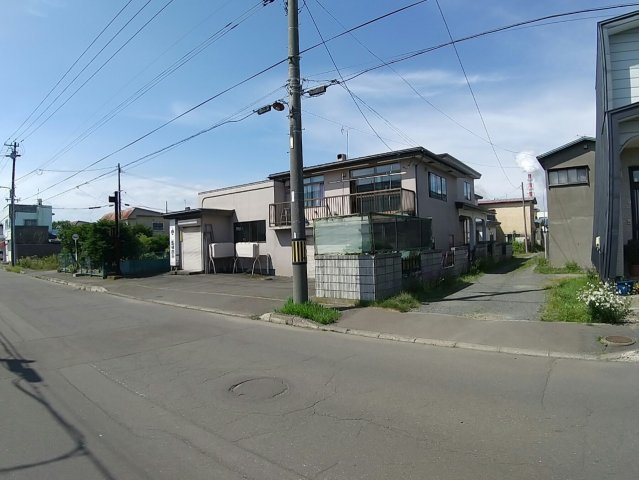 新富士4丁目　作業場付中古住宅の前面道路含む現地写真