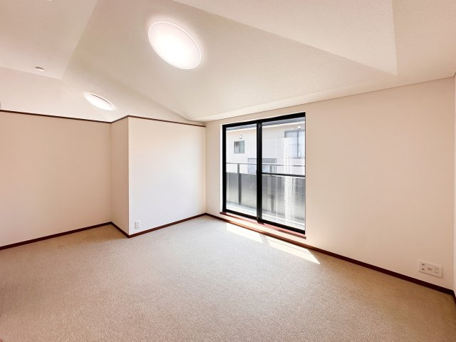 【洋室】 | 落ち着いて過ごせるお部屋なので、寝室にいかがでしょうか