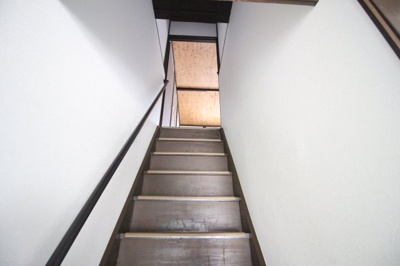 【内装】 | レトロハウス播磨町 | 濃い茶色にリメイクされた階段部分