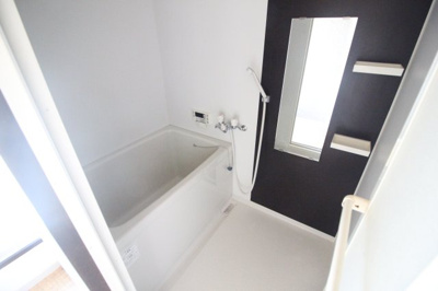 【浴室】 | レトロハウス播磨町 | １面にモダンなパネルがついたおしゃれなユニットバス