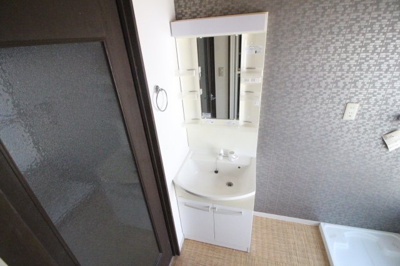 【洗面所】 | レトロハウス播磨町 | 洗面・脱衣所もゆとりがあり明るいです。