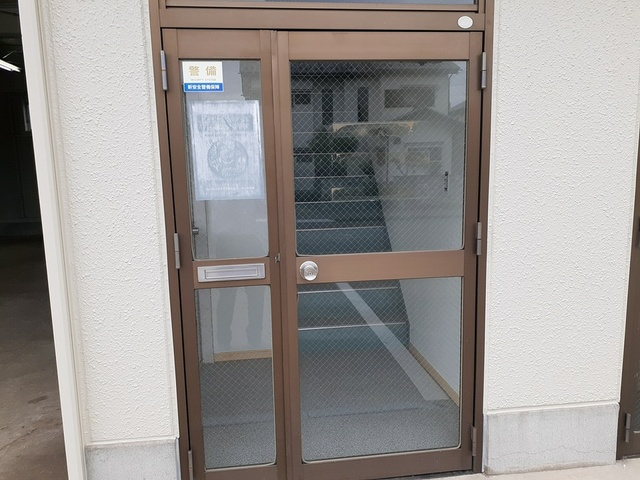 戸頭9丁目事務所付倉庫の玄関