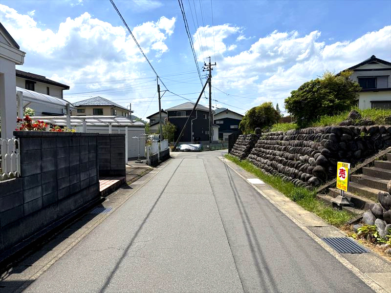 ６３６５５　岐阜市諏訪山１丁目土地の前面道路含む現地写真