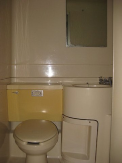 【トイレ】 | 岡田アパート | お風呂とトイレが一緒になっているタイプです。