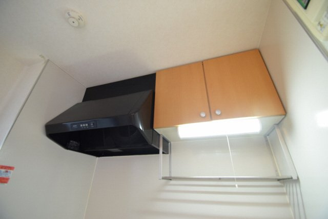 プランドール夏見台のキッチン|キッチン上部に棚あります