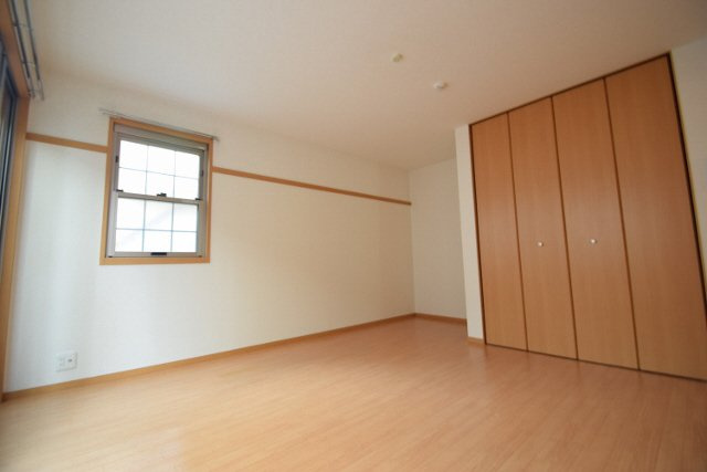 プランドール夏見台の居間・リビング|角部屋で明るいです