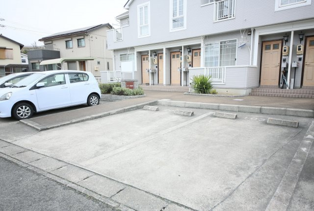 メゾン西前田の駐車場